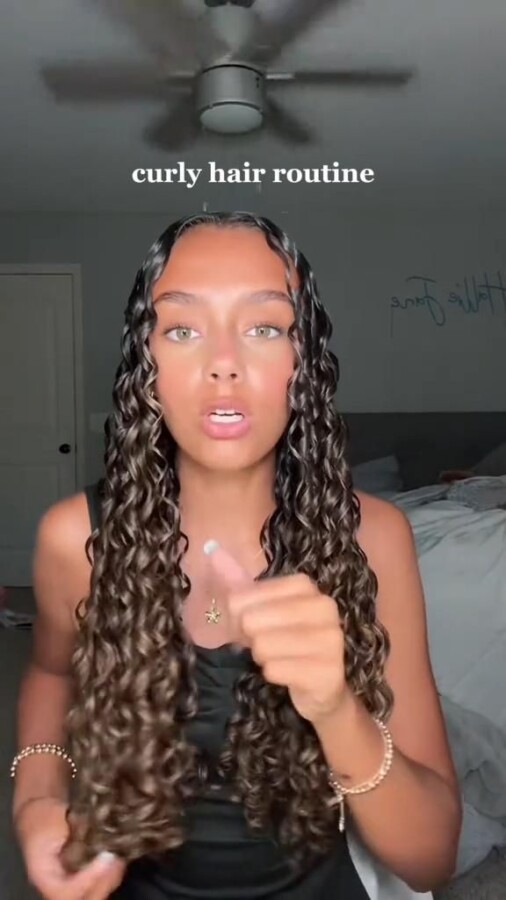 Astuces brillance cheveux bouclés