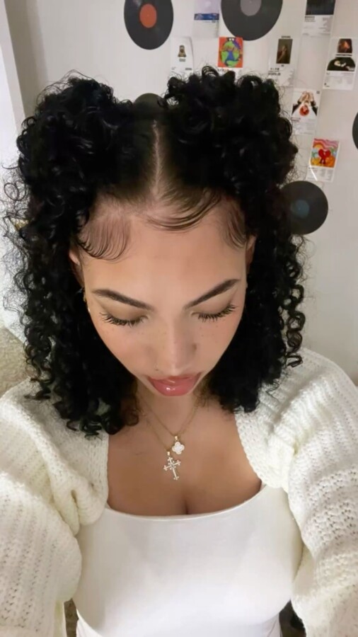 coupe courte bouclée stylée
