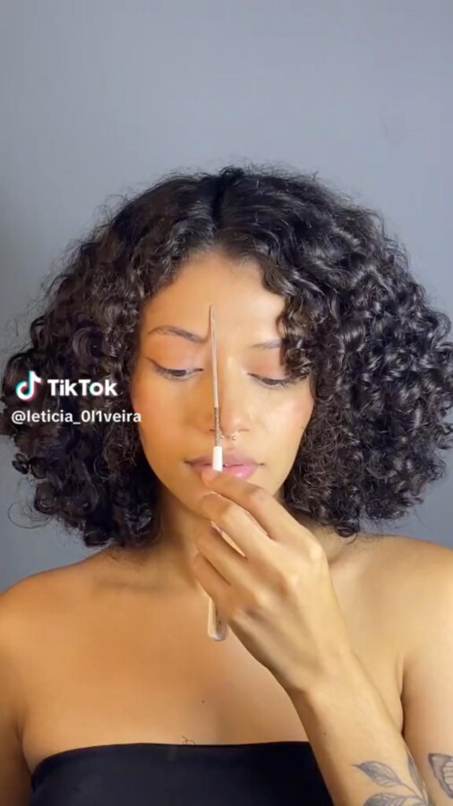 coupe courte bouclée stylée