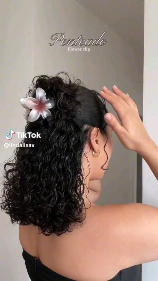 coupe courte bouclée stylée
