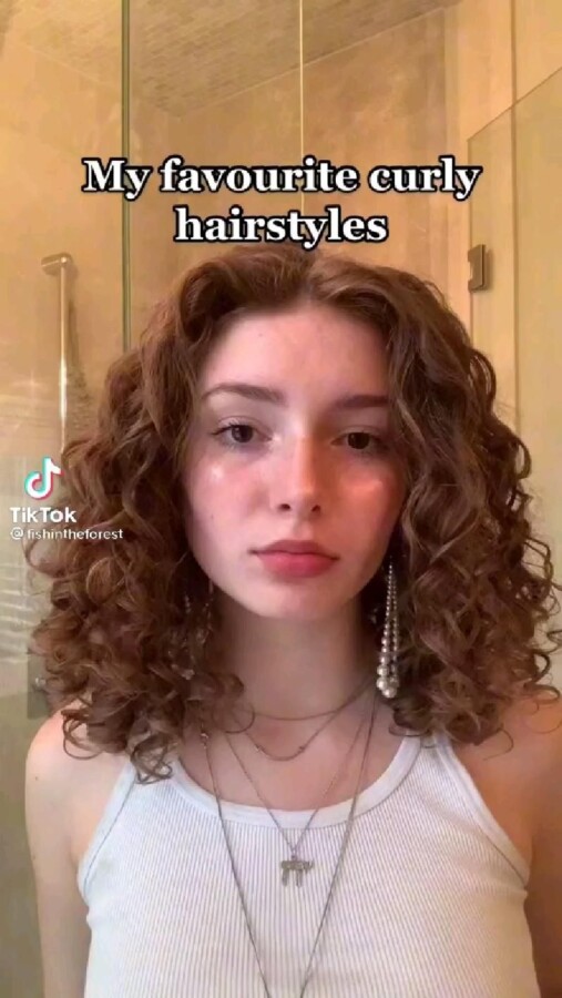 coiffure élégante cheveux bouclés