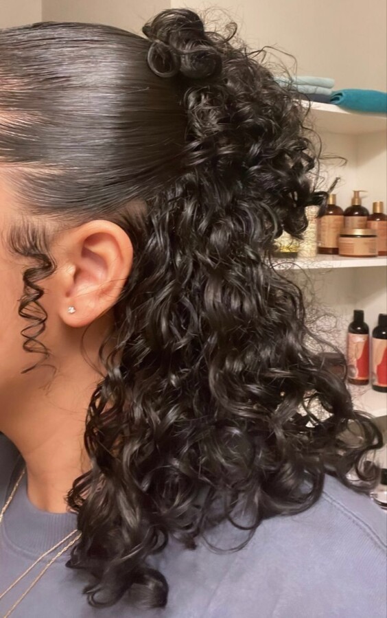 coiffure élégante cheveux bouclés