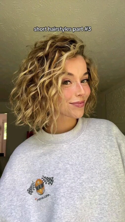 coupe moderne cheveux bouclés