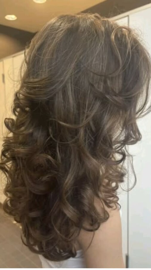 Coupe cheveux ondulés moderne