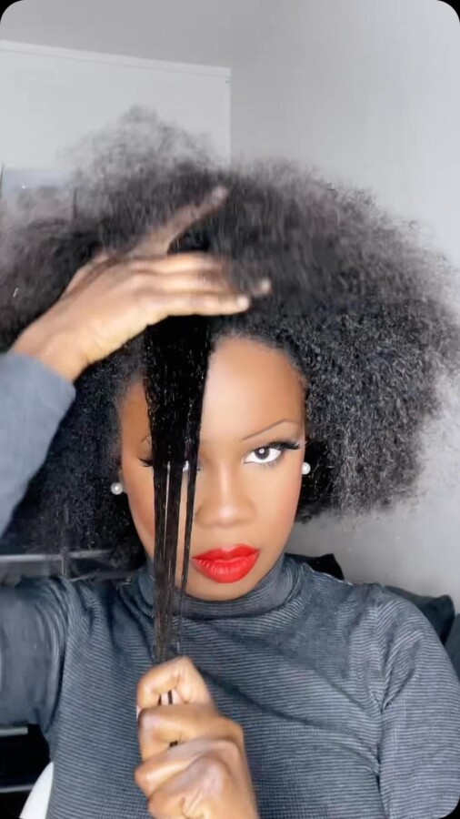 Coiffure bouclée moderne femme