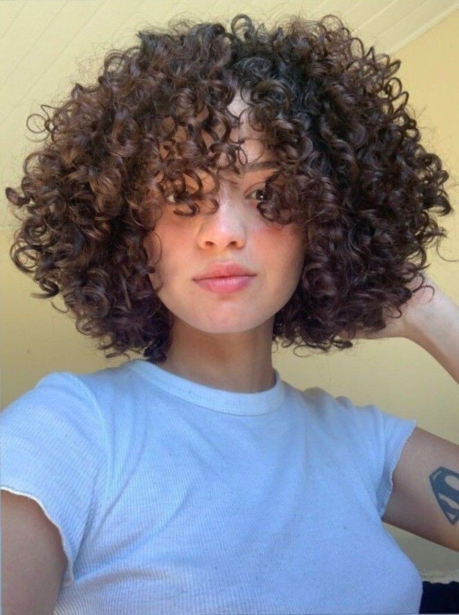 Carré moderne cheveux bouclés