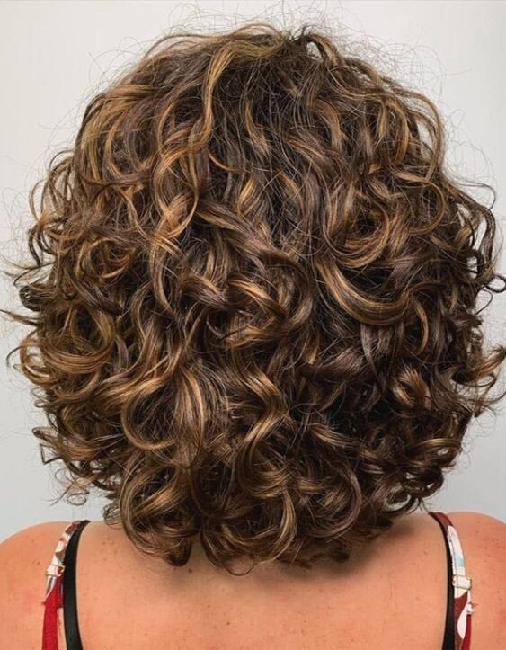 Carré moderne cheveux bouclés