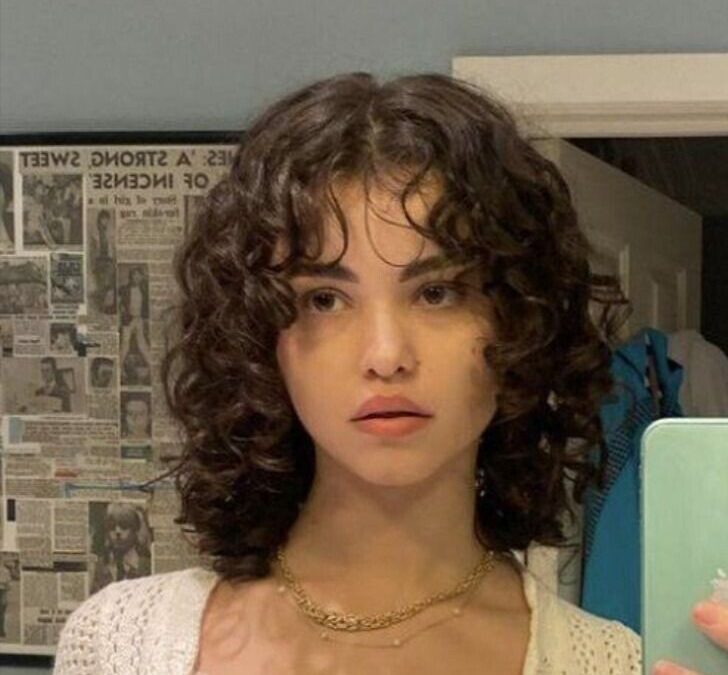 Frange fine pour cheveux bouclés : Un style audacieux